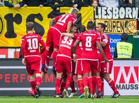 שחקני אינגולשטאט מקיפים את כהן (gettyimages)