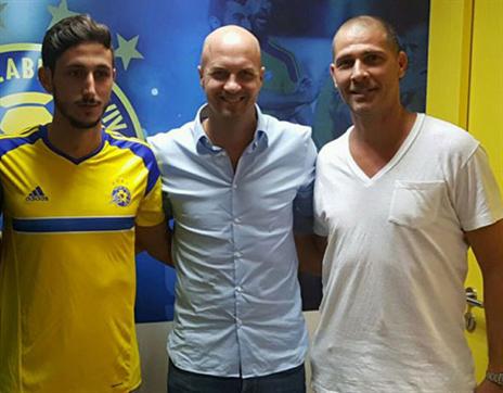 "עדיף היה ליחזקאל לשחק בקבוצה פחות גדולה" (האתר הרשמי של מכבי ת"א)