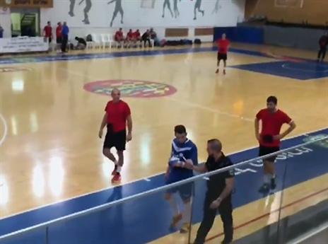 אירוע בלתי נתפס. השוטר בתוך המגרש (צילום מתוך הוידאו)