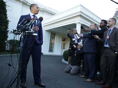 מעוזר מאמן לביקור בבית הלבן כאלוף NBA. טיירון לו (Getty)