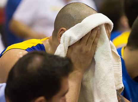 לא רוצה לראות. צירבס מאוכזב על הספסל (עודד קרני)