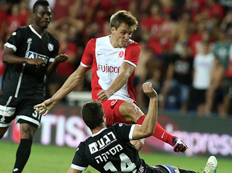 תובע את שחרורו מהפועל ת"א (צילום: אלן שיבר)