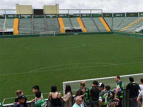 האוהדים הגיעו לאצטדיון כדי לכבד את זכר ההרוגים (Getty)