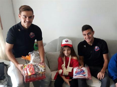 שחקני הפועל חיפה מפתיעים את נויה (דוברות הפועל חיפה)