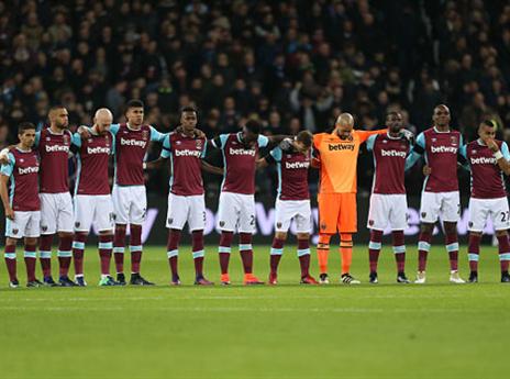 דקת דומיה לזכר נספי שפקואנסה נערכה בפתיחה (gettyimages)