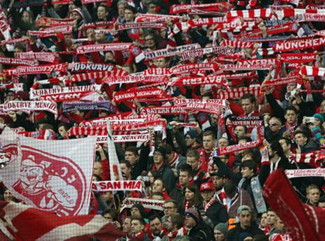 אוהדי באיירן. לא רגילים לשמוע מהם קולות מחאה (Getty)