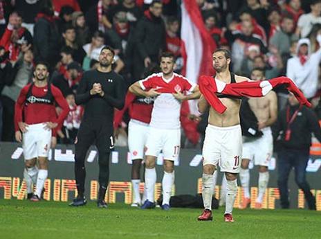 "אסור לתת להפועל ת"א להתפרק" (אלן שיבר)