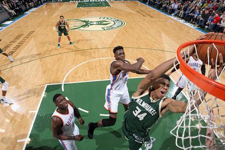 משחק כמו אולסטאר. יאניס עולה לסל (getty)