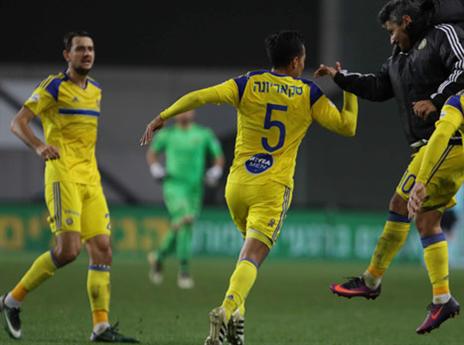 "אוספים נקודות חשובות" (צילום: ניר קידר)