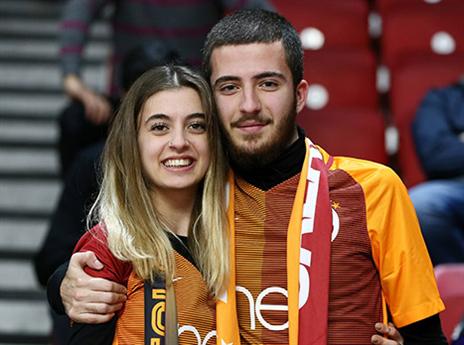 הטריפו את השחקנים. הקהל הטורקי (getty)