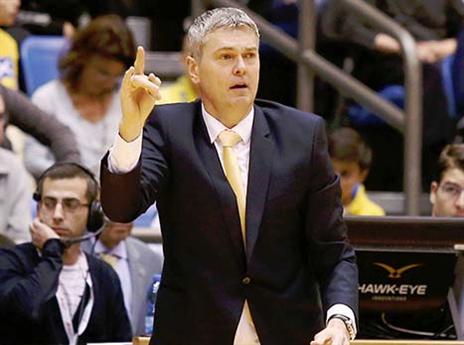 הוא טוען שהקבוצה שלו משתפרת. בגאצקיס (אלן שיבר)