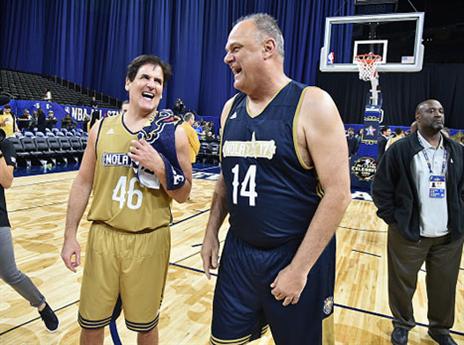 הוא בהחלט יכול לעזור לדאלאס. אוסקר שמידט ומארק קיובן (getty)