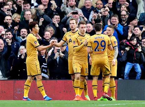 טיול בדרך לרבע הגמר. שחקני טוטנהאם חוגגים (Getty)