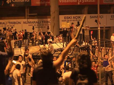 עם מקלות ואבנים. האוהדים הכי מסוכנים (מתוך טוויטר)