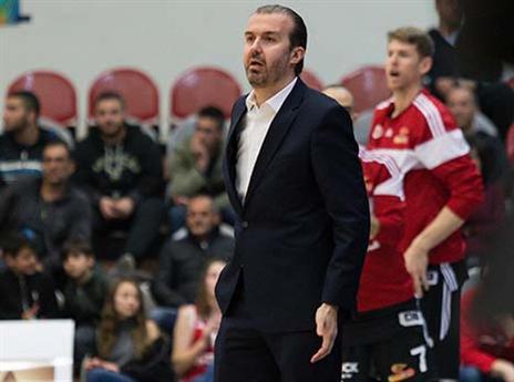 מתוסכל. פיאניג'אני (מנהלת הליגה)