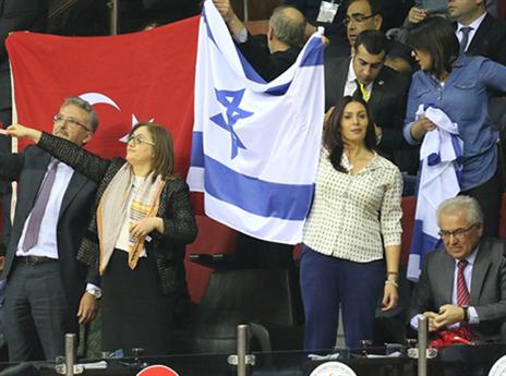 מירי רגב תומכת ביציע עם דגל ישראל (צילום: מנהלת הליגה)