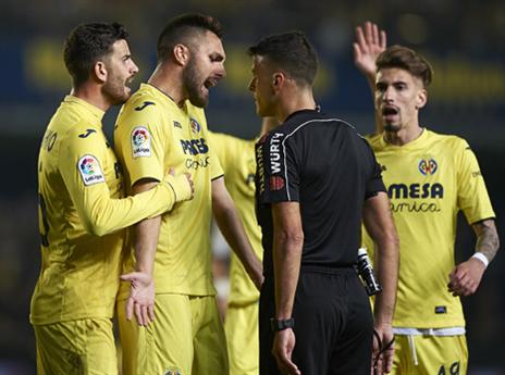 שחקני ויאריאל מקיפים את מנסאנו (Getty)