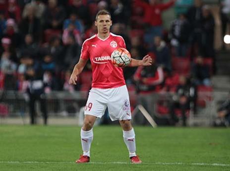 בכר מתלבט בינו לבין בן תורג'מן. קורהוט