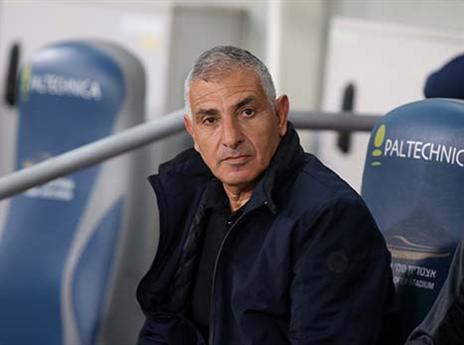 קלינגר אמור להצטרף אליו על הספסל. גולן (אלן שיבר)