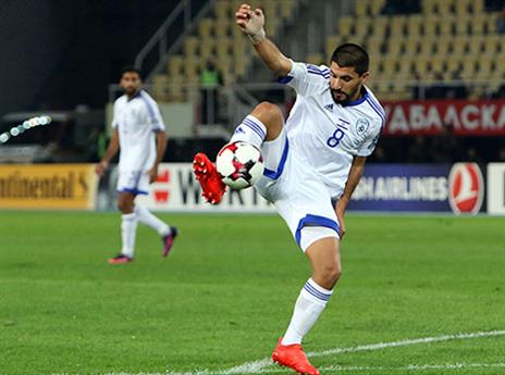 אצל אלישע הוא באנקר (אלן שיבר)