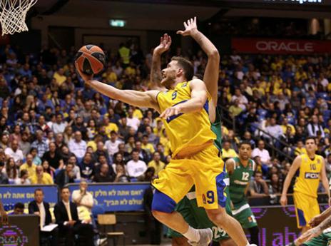 מקל. מסתדר כרכז היחיד בסגל של מכבי (אלן שיבר)