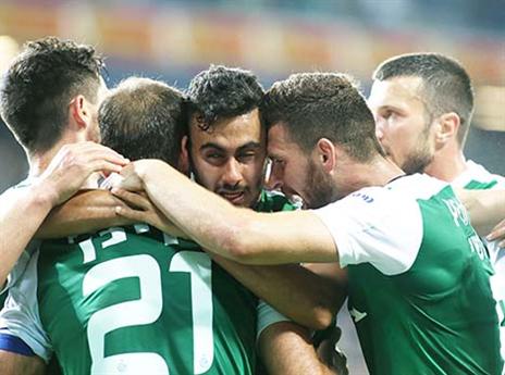 עוואד חוגג עם חבריו. ימשיך לקבל את הקרדיט (יוסי שקל)