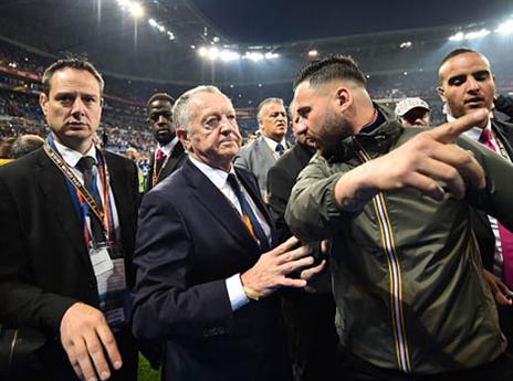 הנשיא ניסה להרגיע את האוהדים (getty)