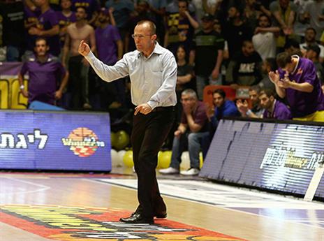 חולון רדפה אחרי ירושלים. דן שמיר (אלן שיבר)