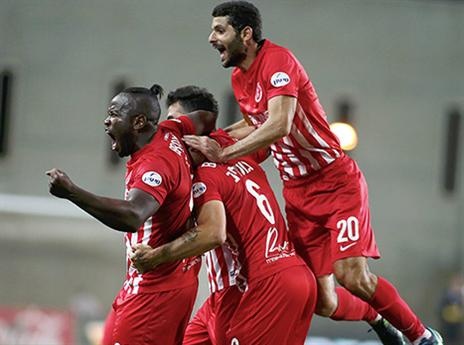 "הפועל ת"א לא תרד ליגה", אוגבנה מתייחס לקבוצתו לשעבר (אלן שיבר)