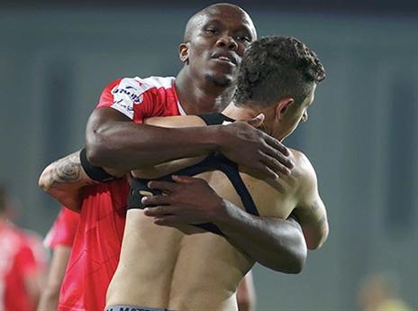 שני הכובשים מאושרים. מליקסון עם אוגו (צילום: אלן שיבר)