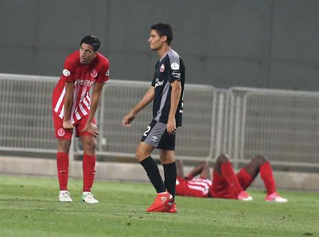 התמונות אומרות הכל. השחקנים קרסו לכר הדשא כלא מאמינים (אלן שיבר)