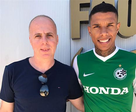 דוס סנטוס עם סוכנו קצב. ינסה להוביל את חיפה למאבק האליפות