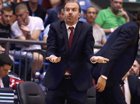 פיאניג'אני לא מבין את ההגנה של חניכיו (אלן שיבר)