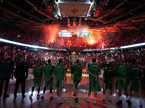 אווירה מחשמלת בהיכל (צילום: אלן שיבר)