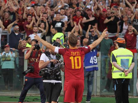 ייזכר לנצח כגדול ביותר שלבש את מדי רומא (getty)