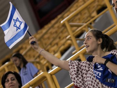 אוהדת ישראלית בהרקליון (fiba)