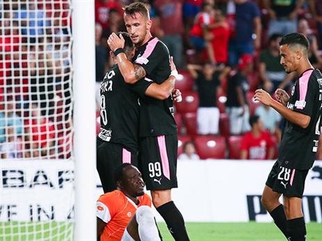 מתרגל לחבריו החברים. פקהארט חוגג (צילום: דני מרון)