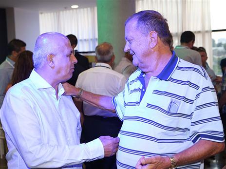 רוצה לצמצם את ההוצאות. שרצקי (אלן שיבר)