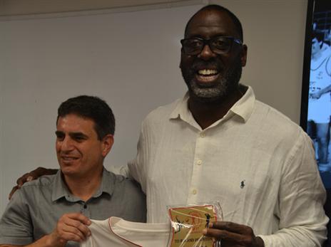 יוסטון זכה לכבוד (דוברות הפועל חיפה)