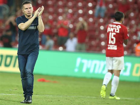 ינסה לשמור על הגביע. בכר (אלן שיבר)