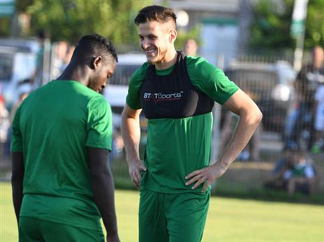 גרשון מחייך בירוק (האתר הרשמי של מכבי חיפה)