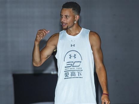 "כספי שחקן ייחודי". קרי מפרגן לחבר החדש (getty)