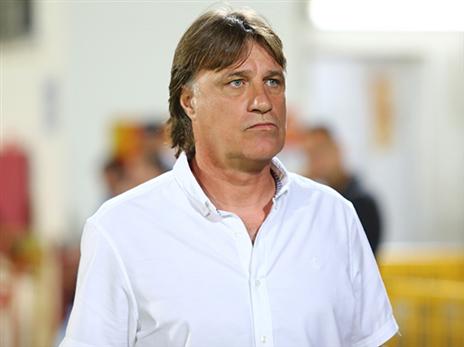 עם הרגליים על הקרקע (לירון מולדובן)