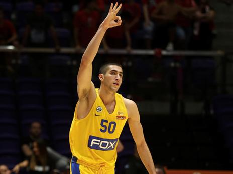 "צריך לעבוד על שליטה בכדור וכידרור תחת לחץ". זוסמן (אלן שיבר)