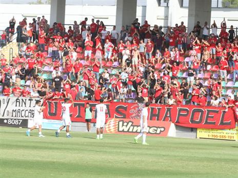 אוהדי הפועל ת"א הביעו מחאה בסיום (באדיבות הפועל חדרה אולגה)