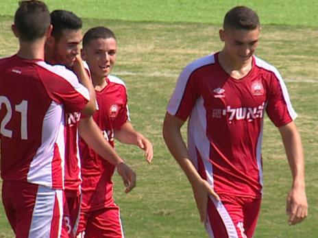 תומר חוגג עם החברים אחרי הפנדל