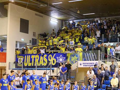 גם למכבי ת"א הייתה נציגות מכובדת ביציע (צילום: מנהלת הליגה)