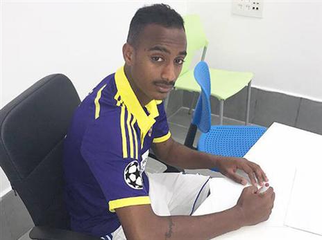 אינברום בעת החתימה במאריבור. "הוא הגיע פצוע, נראה שהוא לא היה רגיל למזג האוויר"