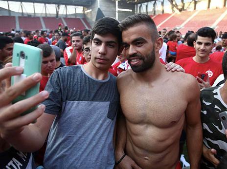 מקבל אהבה גדולה בב"ש. ויטור (צילום: אלן שיבר)