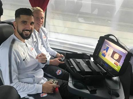 גם בדרכים. מונאס דאבור מתאמן בפיפ"א גם בנסיעות. צילום" eSrael League.